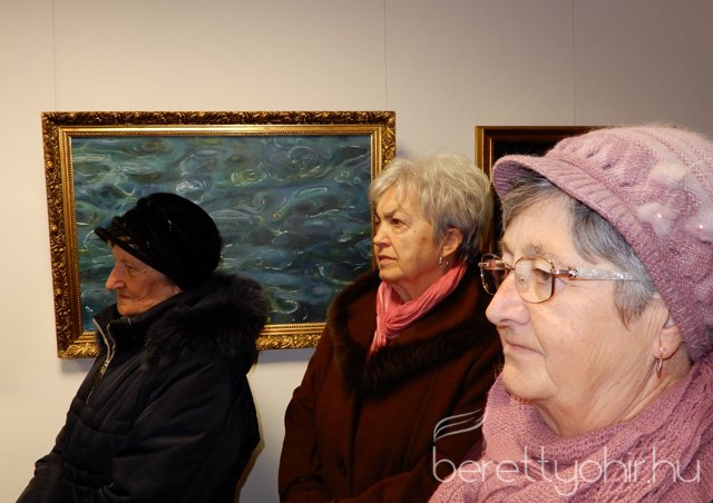 Fellobant az első gyertya lángja 24